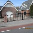 Dorpsstraat in Obdam sierhekwerk met automatische poort